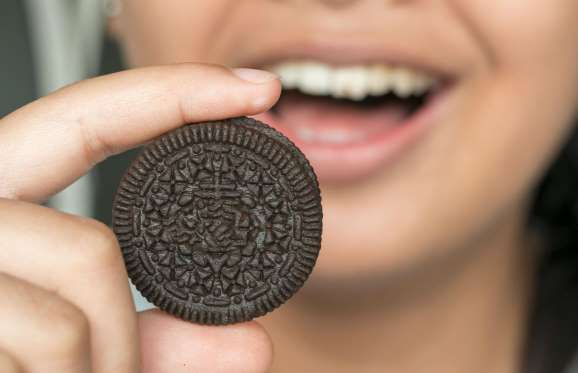 Diez curiosidades sobre OREO 9 OREO 8 Mujeres comiendo OREO