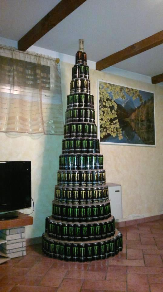 arbol de navidad con latas de monster