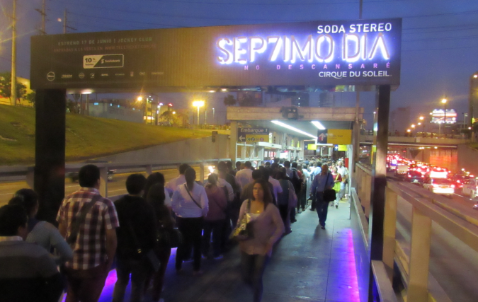 Creativos elementos que están en el Metropolitano iluminan las noches limeñas 1 c85ce33143a6e3a4ec3ae5dfcfad5e49