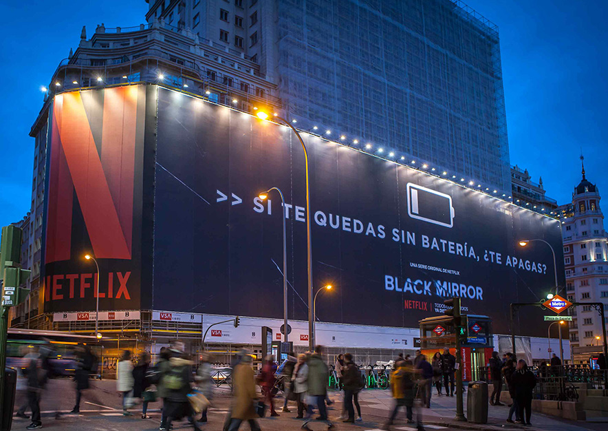Netflix se destaca por su creatividad en la vía pública Mercado Negro