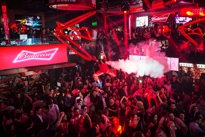 Budweiser les da la bienvenida a bordo del “World Cup Party” junto a Henri Barrett Studio 1 BUDWEISER AGENTES DE FRÍO HENRI BARRETT STUDIO