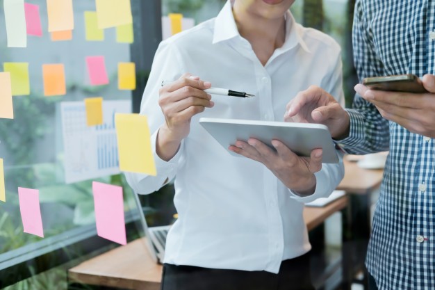 ¿Qué es el Growth haking? ¿Y cómo está ligado al Marketing Digital? 1 business people meeting design ideas concept business planning 1421 392