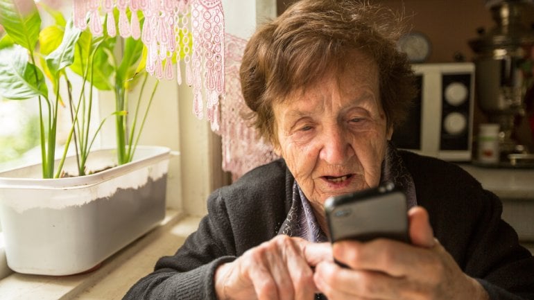 Estudio revela que los ancianos son adictos al Whatsapp (entran casi 17 veces al día) 1 0011284073