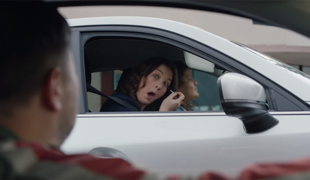 Apple reivindica la privacidad de los usuarios a través de las escenas cotidianas de este hilarante spot 1 apple privacidad