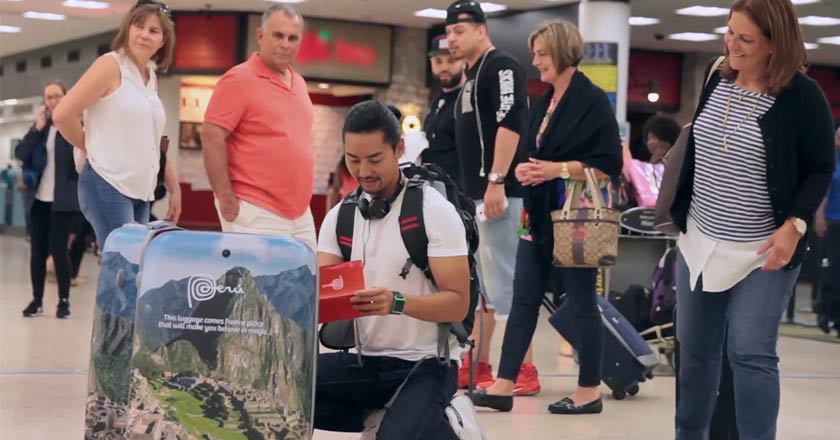 Maleta peruana que “habla” sorprende a turistas en aeropuerto 1 maleta peruana en aeropuerto de miami sorprende a turistas