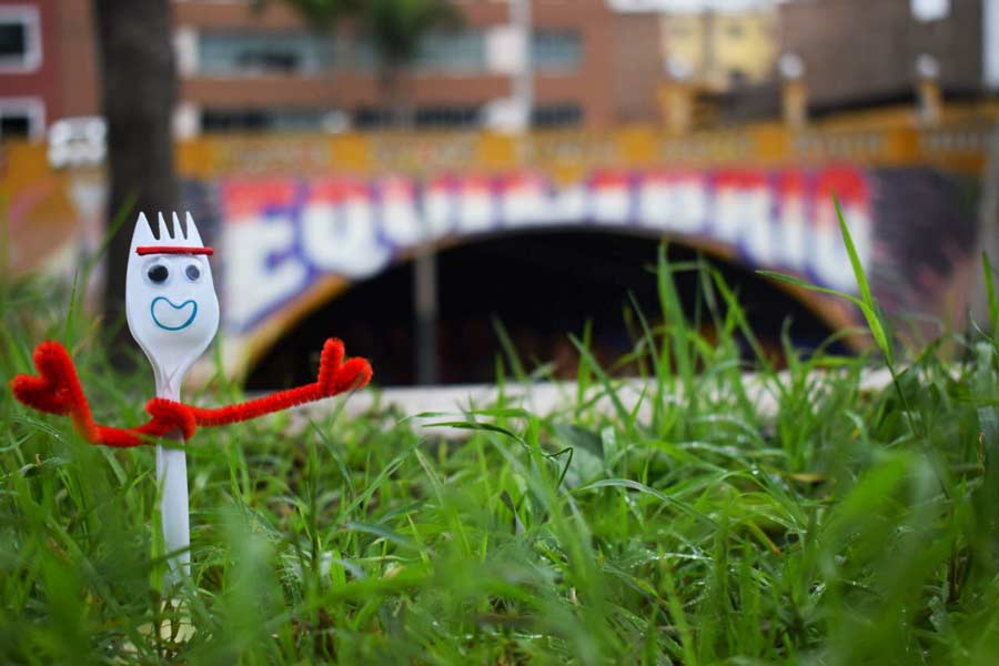 El tierno 'Forky' de 'Toy Story 4' pasea por calles de Lima 4 7 1