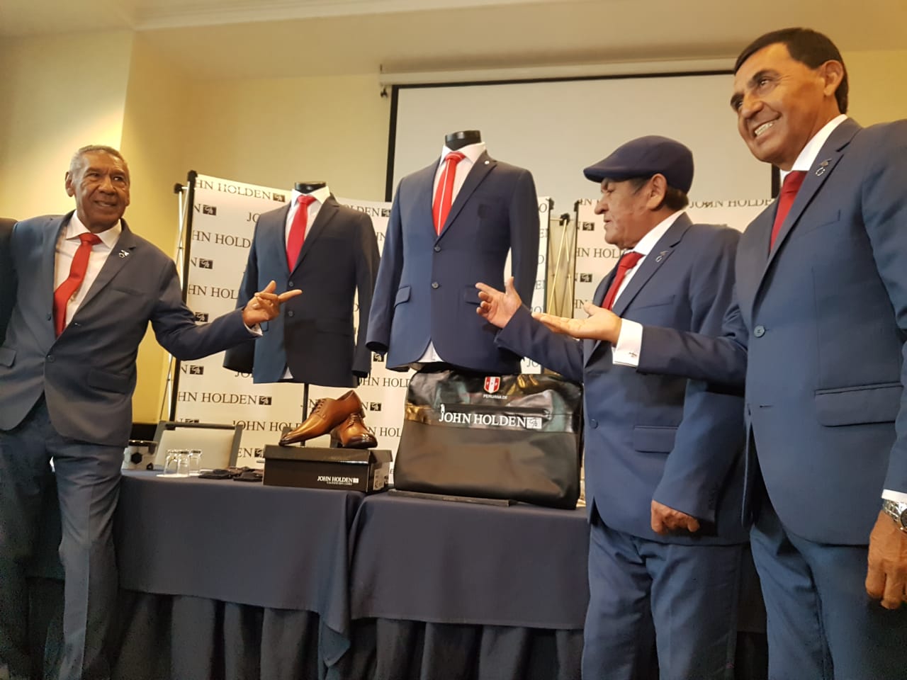 John Holden presenta el traje que usará la Selección Peruana en la Copa América 1 John Holden presenta el traje que usará la Selección Peruana en la Copa América