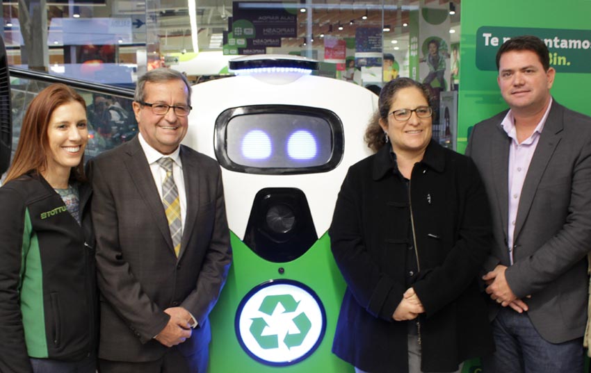 Representantes de Tottus y Lucía Ruiz ministra de Ambiente con Luis Molina alcalde de Miraflores 1