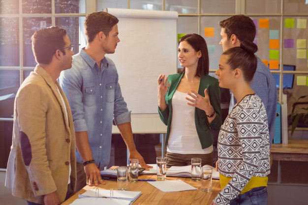 Para enamorar a alguien debes conocerlo primero 1 business people during meeting 13339 300336