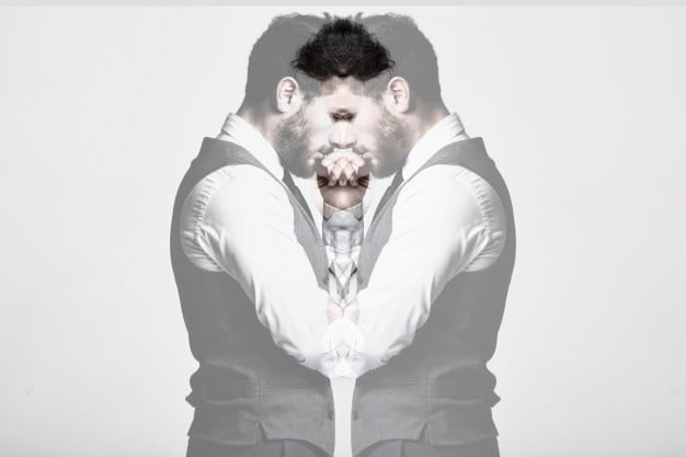 La mejora o deterioro como decisor 1 double exposure handsome businessman before making decision 1301 4619