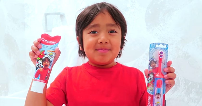 Niño youtuber es el nuevo rostro de Colgate 1 ryans world toys review cepillo de dientes personalizado colgate