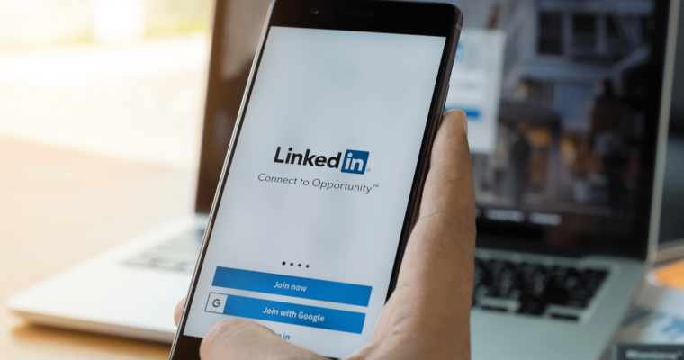 ¿LinkedIn está desplazando a Facebook? 1 shutterstock 1056371471
