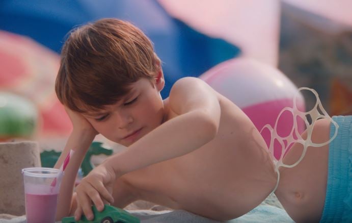 Campaña muestra un mundo en el que los humanos se enredan en el plástico 1 Campaña muestra un mundo en el que los humanos se enredan en el plástico