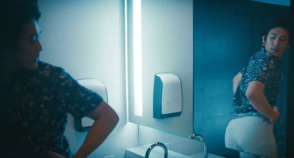 Spot muestra mundo paralelo donde los hombres tienen la menstruación 1 Spot muestra mundo paralelo donde los hombres tienen menstruación