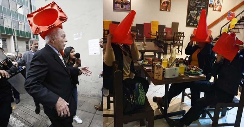 Este negocio regala un pollo si sus clientes van con un cono (en la cabeza) 1 YeN1dnOW