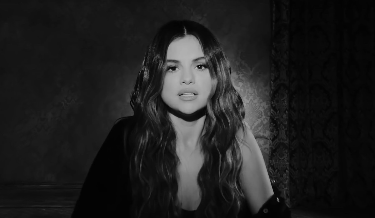 Apple y Selena Gómez se juntan en su nuevo videoclip 1 aple