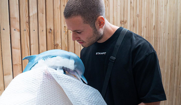 ¿Instagramer se come un bebé delfín? 1 bebe delfin