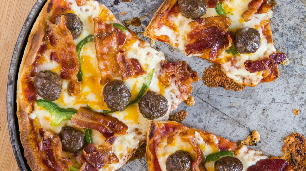 Pizza Hut lanza su nueva pizza con carne vegetal 1 pizza con bolitas de carne y tocino