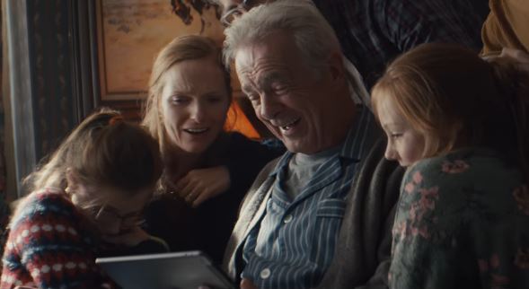 Un abuelo logra sonreir tras perder a su amada en conmovedor spot de Apple 1 Un abuelo logra sonreir tras perder a su amada en conmovedor spot de Apple