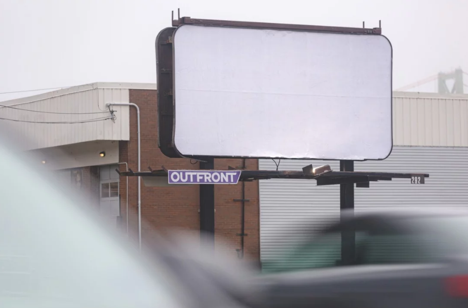 Agencia gasta 10 mil dólares en espacio publicitario y lo deja en blanco 1 publicidad