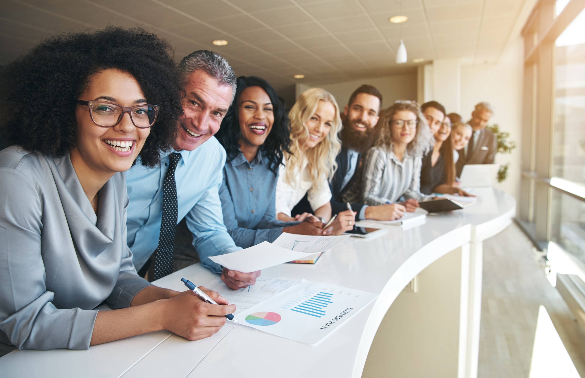 Employee Experience, la nueva prioridad de las empresas 1 Smiling black and white coworkers looking at camera in the office.