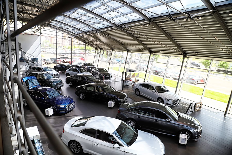 Millennials compran autos por estatus y para conseguir pareja 1 bigstock Cars In Showroom Of Dealership 258997897