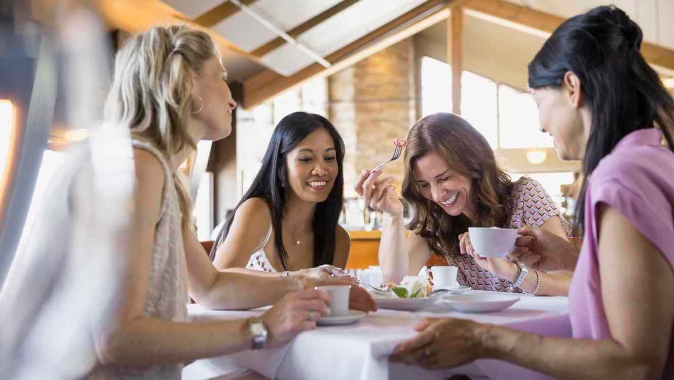Mujeres lideran reservas online en restaurantes en los últimos 6 años 1 mujeres comiendo en restaurante
