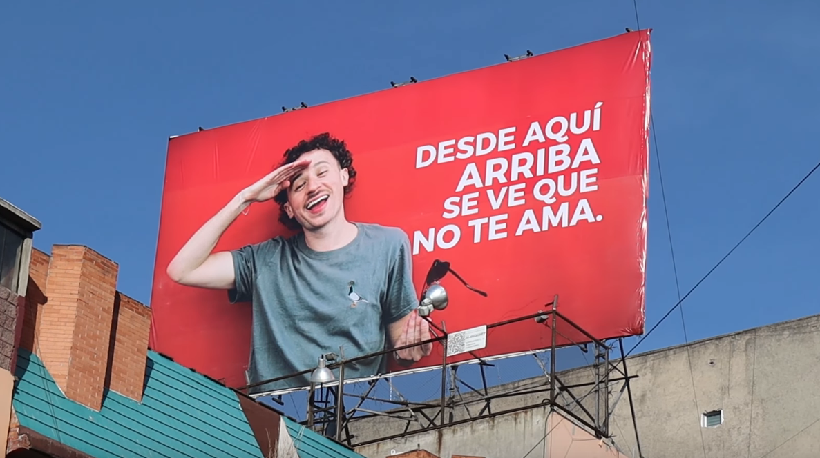 Luisito Comunica protesta contra el consumismo con vallas publicitarias 1 12