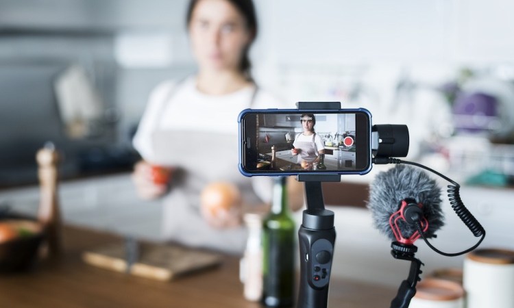 Autorregulación exitosa, Influencers españoles etiquetan sus posts como publicidad 1 Female vlogger recording cooking related broadcast at home