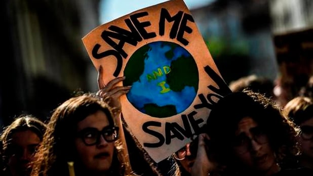 El 61% de los millennials estaría dispuesto a pagar más por productos sostenibles 2 manifestantes lisboa participan huelga mundial thumb 589 348