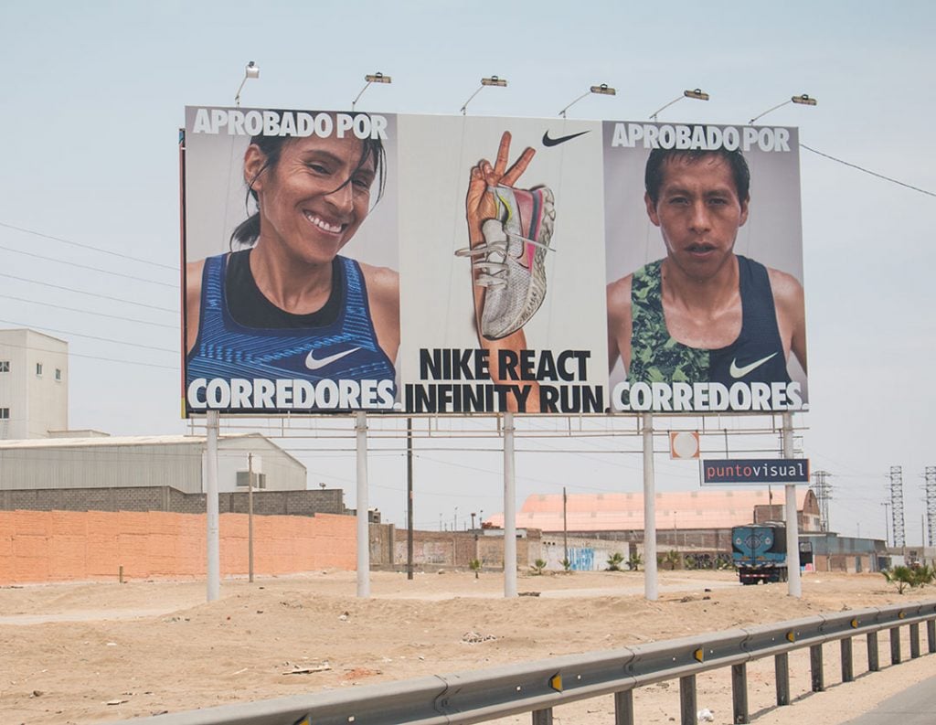 Atletas peruanos son la imagen de Nike en valla publicitaria 2 nike 1