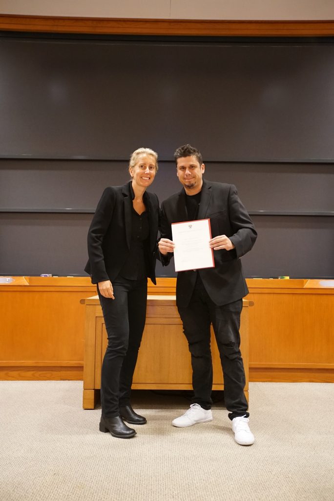 diploma harvard junto a profesora Anita Elberse 1