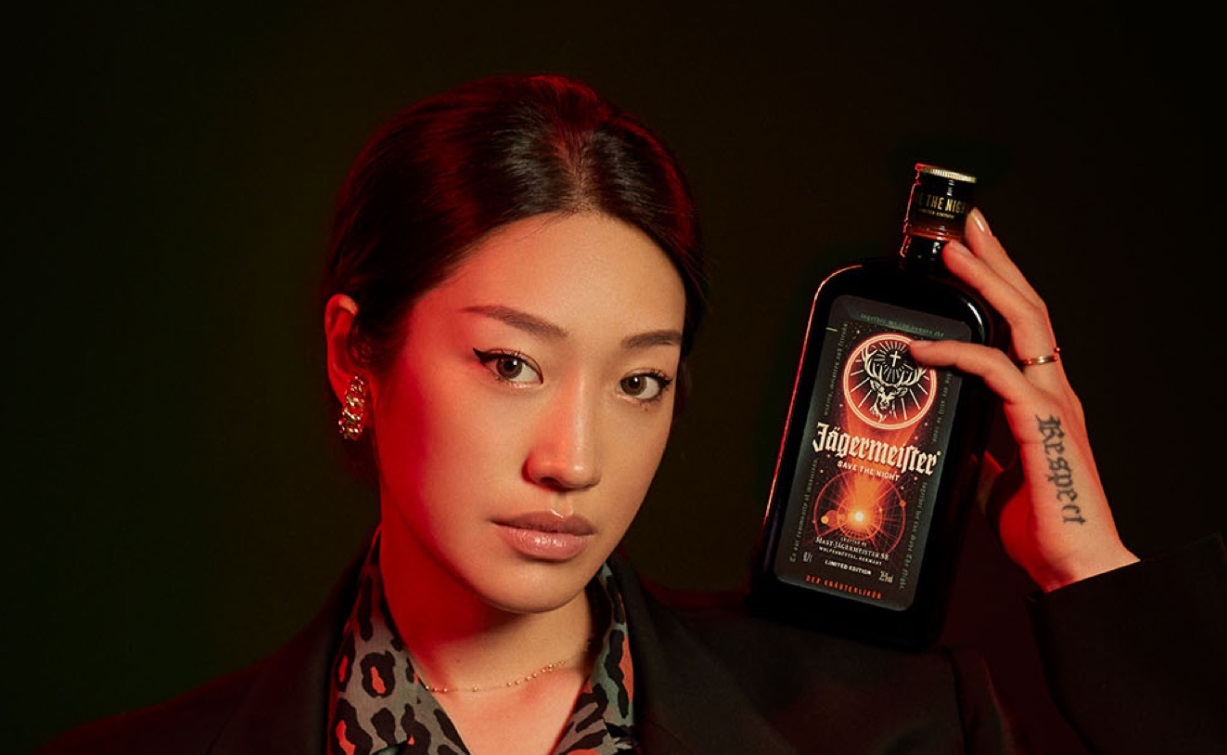 Jägermeister rediseña su icónica etiqueta en honor a la industria de la noche 1 2