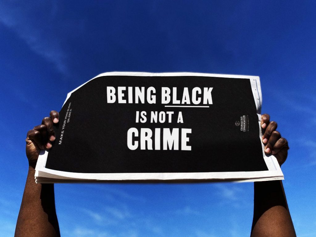 Anuncio en periódico se convierte en pancarta contra el racismo 2 anuncio