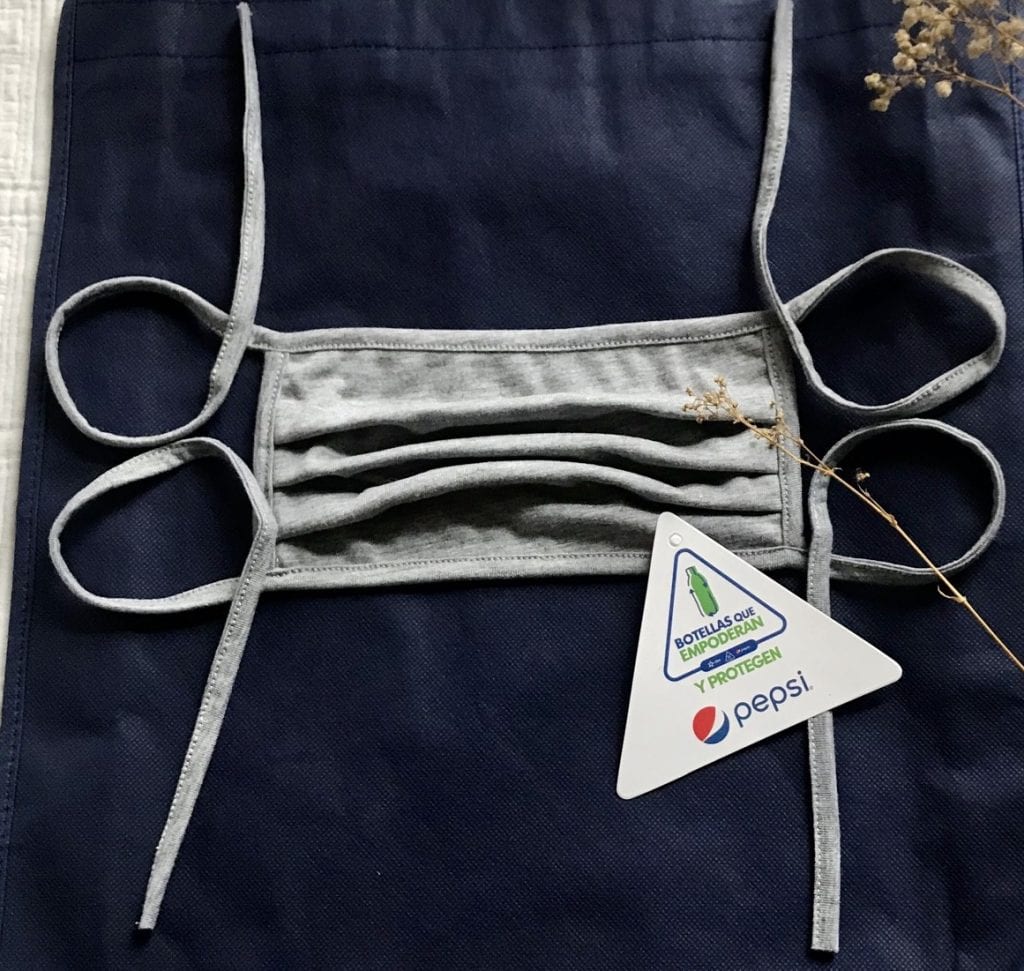 Mujeres peruanas confeccionan 10 mil mascarillas a base de botellas de Pepsi 2 mascarillas