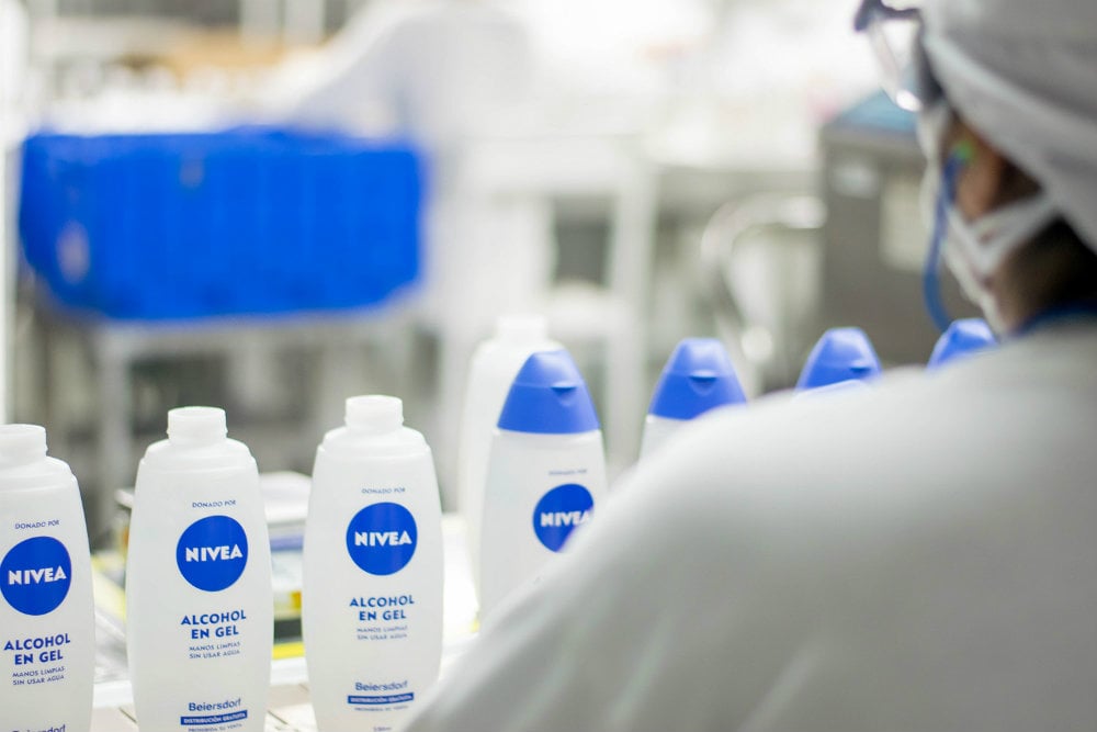 Nivea dona su propio alcohol en gel a los héroes de la pandemia 1 alcohol en gel nivea donacion