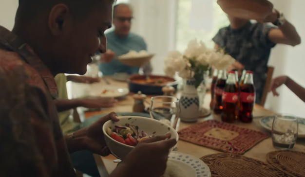 La gran comida, el spot de Coca Cola que muestra cómo son las mesas en la nueva normalidad 1 coca cola the great meal postcoronavirus nueva normalidad