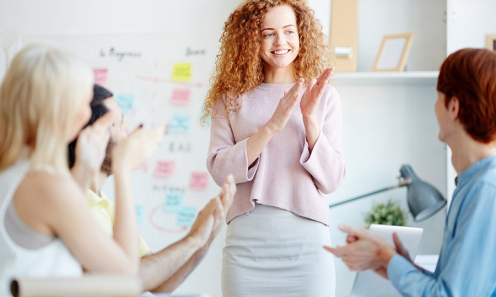 Retail manager motiva a su equipo de trabajo