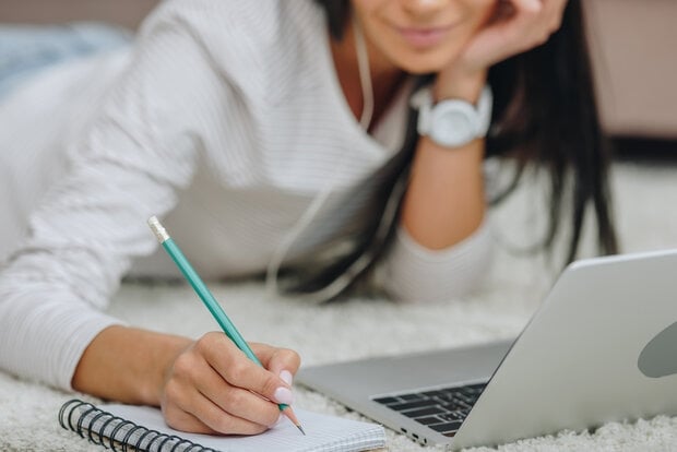 ¿Por qué estudiar un curso de marketing digital o una especialización? 2 mujer en casa toma cursos de marketing digital