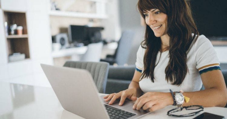 Pacífico Business School y sus programas de especialización en Marketing 1 Mujer disfruta clases online en el Pacífico Business School