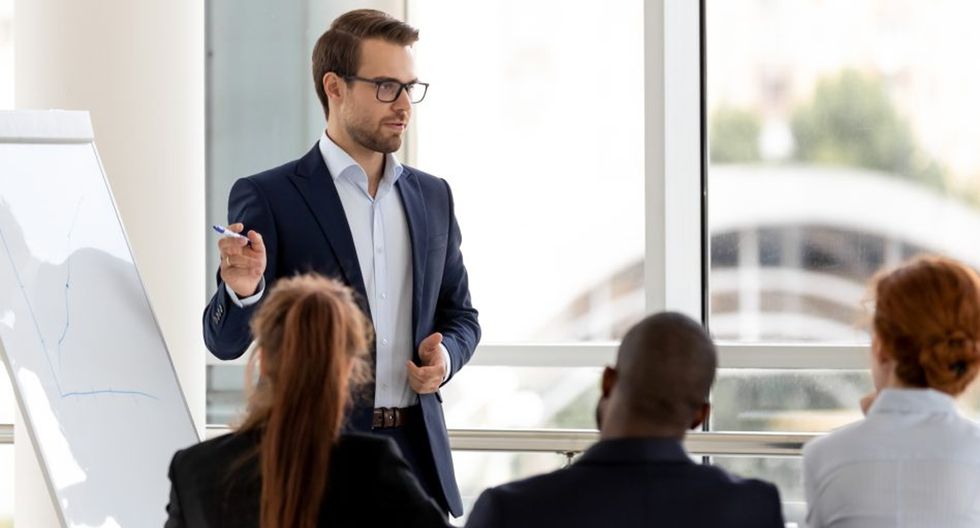 Coaching business explicando las posibilidades de la empresa