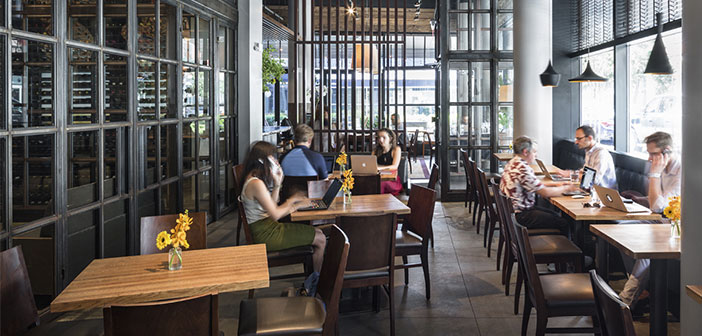 Bebiendo un café mientras se conectan a internet