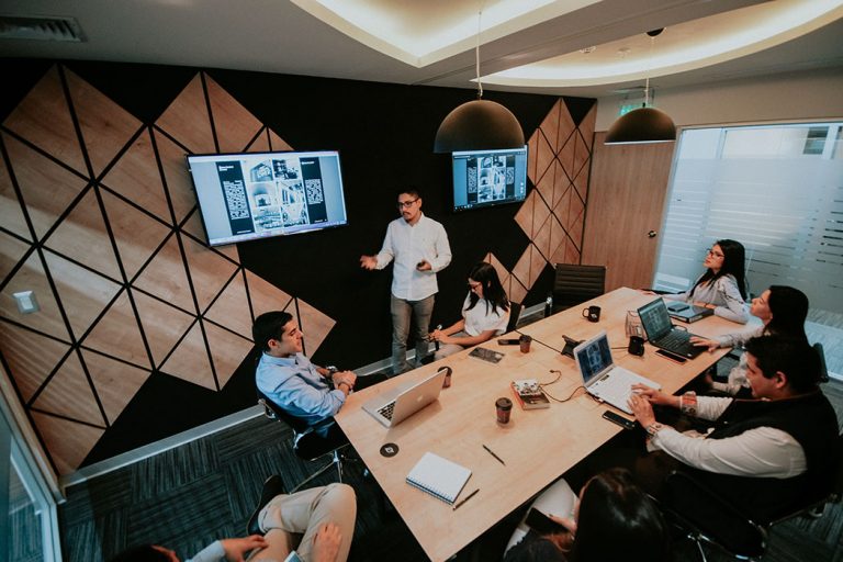 Empresarios midiendo la factibilidad de la organización