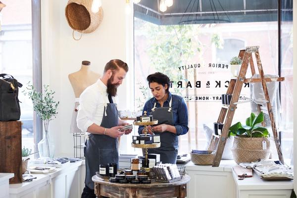 Retail manager organiza la decoración de la tienda