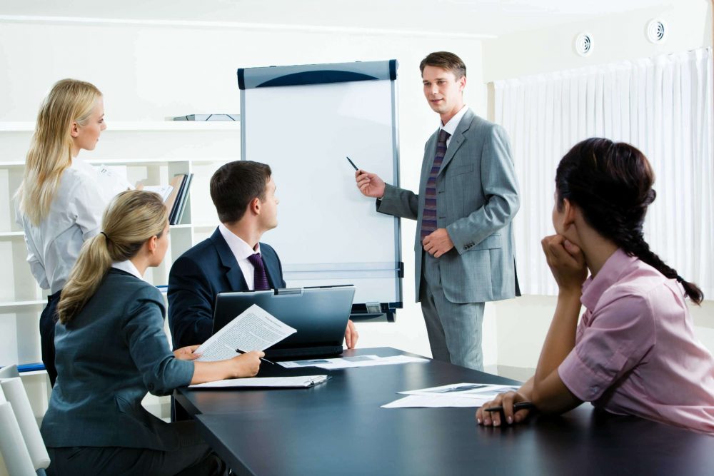 ¿Por qué estudiar un curso de marketing digital o una especialización? 4 Equipo empresarial se reúne para discutir estrategias de negocio