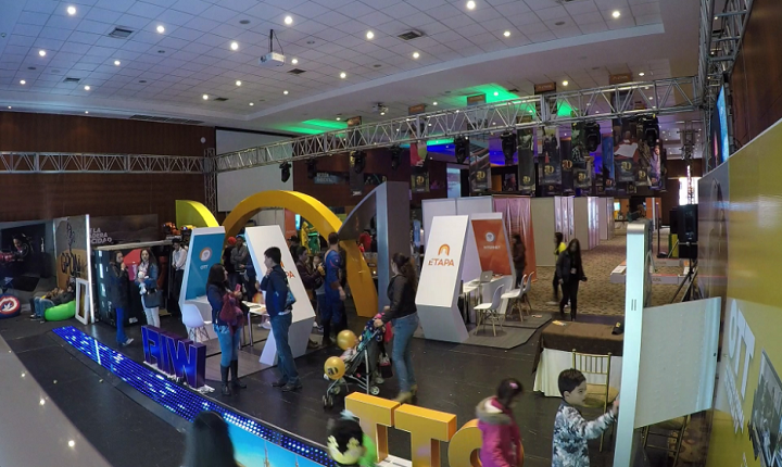Despliegue interactivo en centro comercial