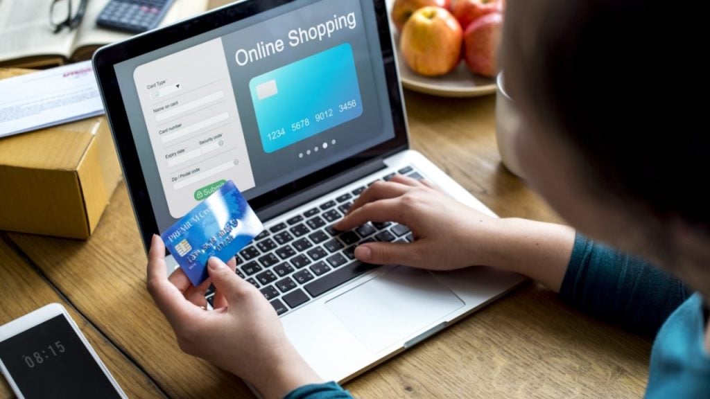 ¿Por qué estudiar Marketing Digital & E-Commerce en Pacífico Business School? 3 mujer compra en línea luego de estudiar eCommerce en el Pacífico Business School