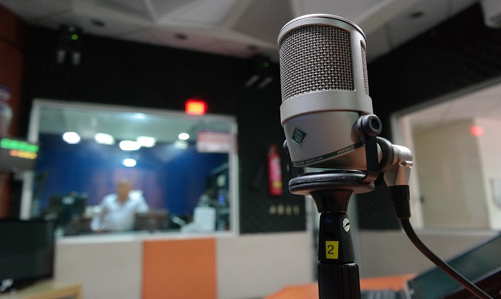 micrófono en cabina de radio para cuña radial