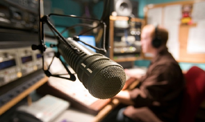 micrófono en cabina de radio para practicas cuñas radiales