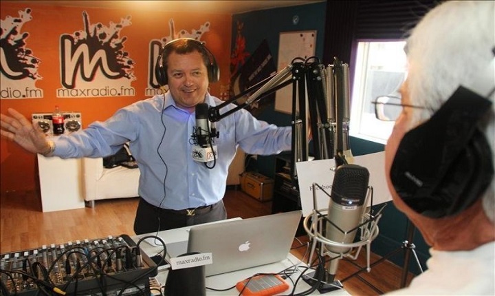locutor se prepara para pronunciar una cuña radiofónica